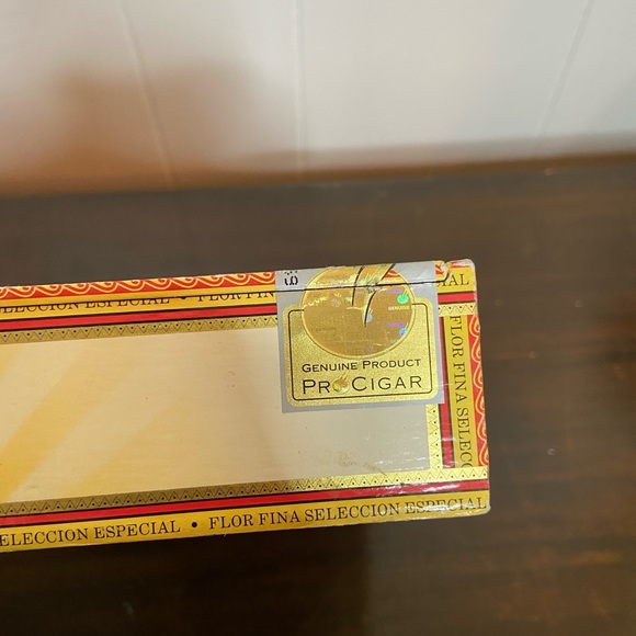 La Aurora empty wooden cigar box 25 ct size 
Display storage crafts - Picture 4 of 7